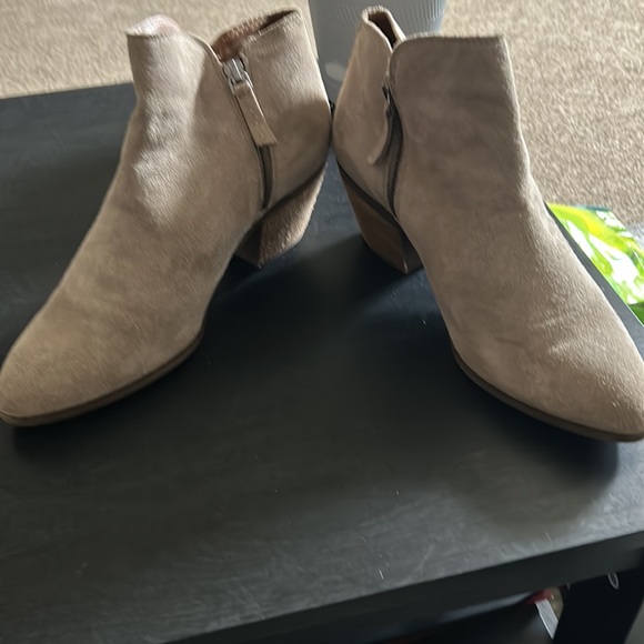 EUC  LADIES FRYE SUEDE ANKLE BOOTS IN ASH 9.5 - Picture 2 of 5